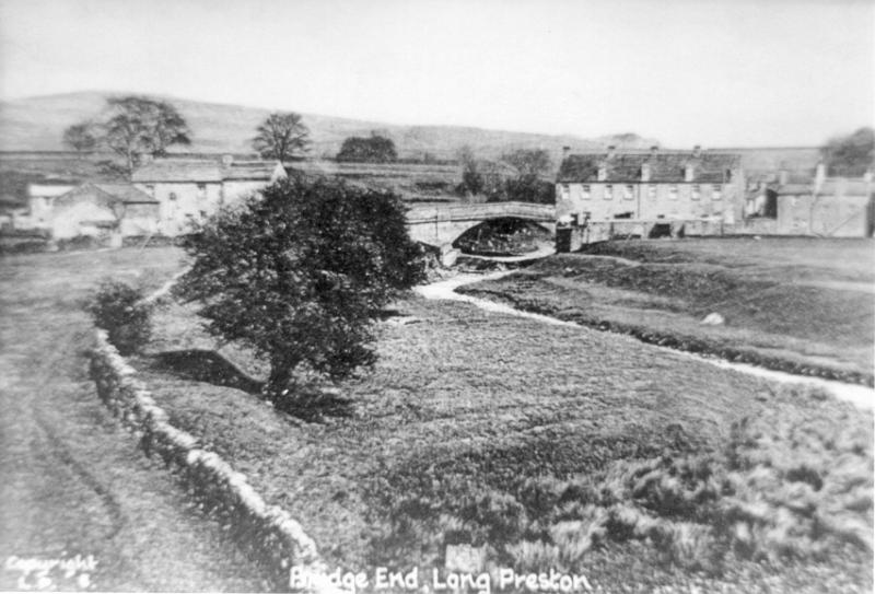 Bridge End 1925.JPG - Bridge End C 1925, viewed from the station bridge. The little cottage on the left was the old Toll Bar House, which was pulled down around 1963, to make way for road widening.